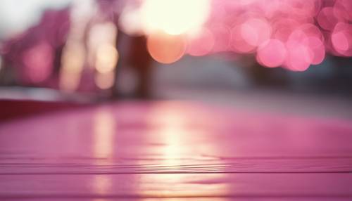 تخيل سطحًا خشبيًا ورديًا لامعًا، يعكس التوهج الناعم لأشعة الشمس في الصباح الباكر.