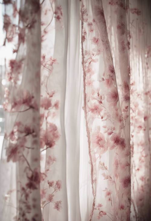 長長的、透明的白色窗簾上有蔓延的粉紅色花朵圖案，在夏日的微風中輕輕飄揚。