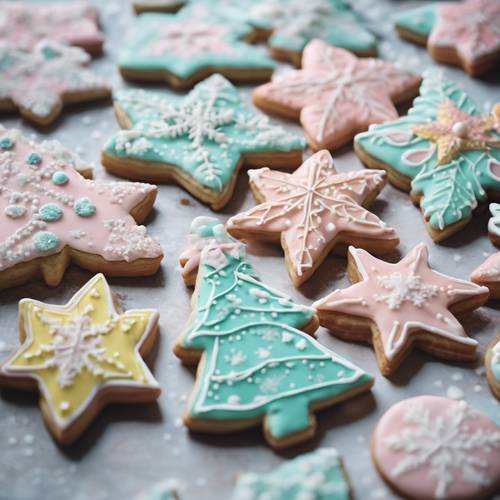 Festlich dekorierte Weihnachtsplätzchen in Pastelltönen auf einem Backblech.