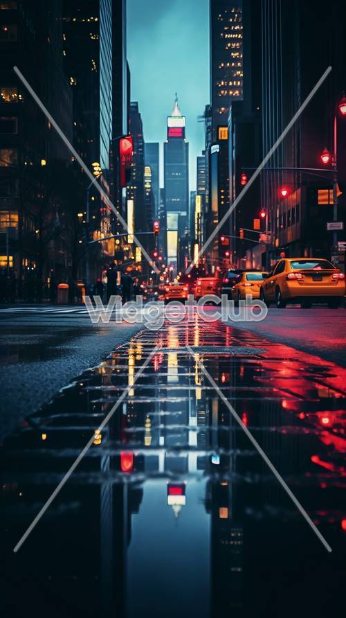 Calle lluviosa de la ciudad por la noche