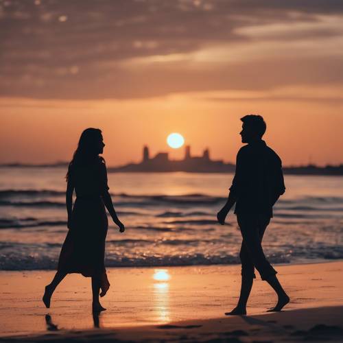 Sylwetki romantycznej pary spacerującej po plaży, migoczące światła odległego pejzażu miejskiego widoczne w mrocznej poświacie zachodu słońca.