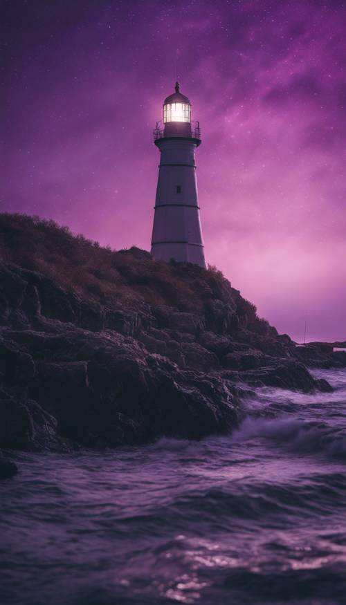 Un phare projetant des rayons sur l’océan sous un ciel nocturne violet.