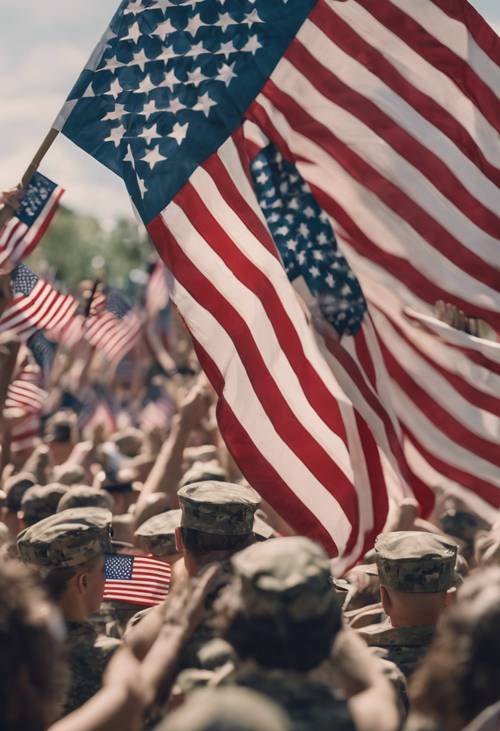 Eine getarnte amerikanische Flagge wird während einer Parade von einer fröhlichen Menschenmenge hochgehalten.