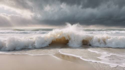 Eine Meereswelle bricht sanft auf dem weißen Sand, und in den nassen Sand ist die Inschrift „Gelassenheit ist nicht Freiheit vom Sturm, sondern Frieden im Sturm“ eingraviert.