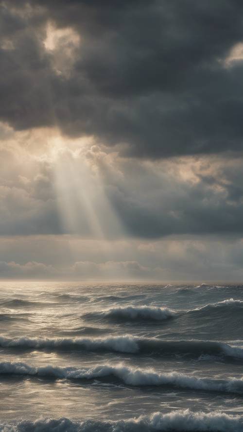 منظر بحري هادئ تحت سماء رمادية متقلبة، مع اختراق الأشعة الذهبية عبر السحب.